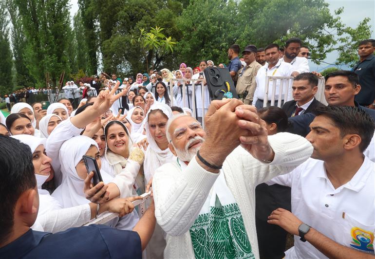 10वां अंतर्राष्ट्रीय योग दिवस मनाया प्राणायाम और योग छात्रों की एकाग्रता में सुधार कर सकते हैं : मुख्यमंत्री डॉ सावंत