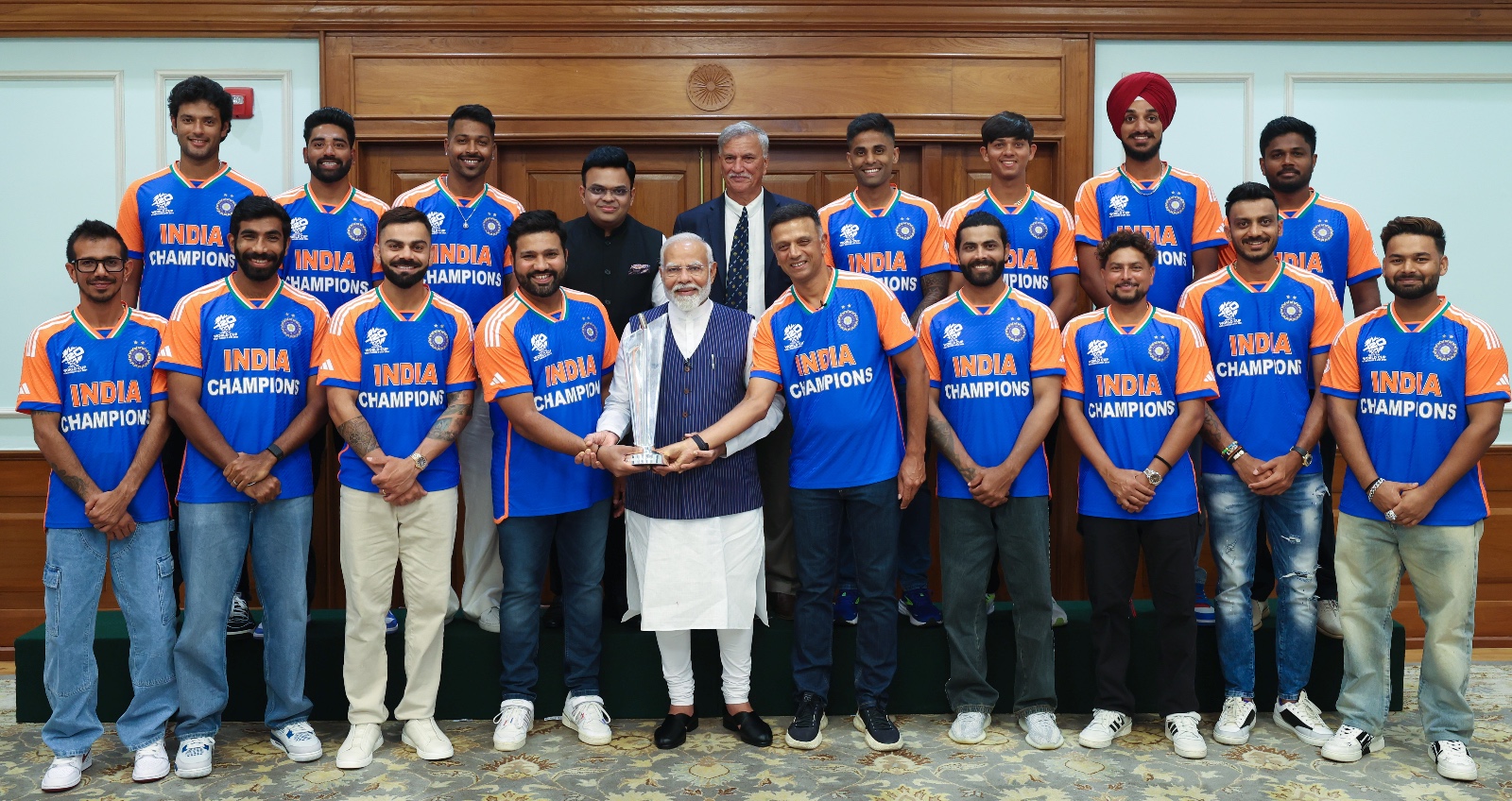 पीएम रेसिडेंस 7 लोक कल्याण मार्ग पहुंची टीम इंडिया प्रधानमंत्री ने आगे बढ़कर किया का स्वागत
