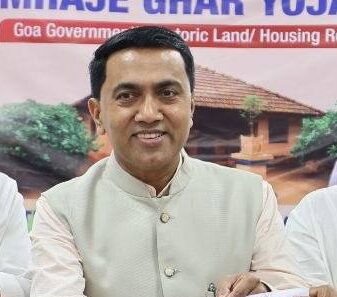 गोवा में ‘म्हाजे घर योजना’ बनी विकास और विश्वास की मिसाल , आवासीय सुरक्षा से खिल उठे है चेहरे परिवारों को मिल रही है अपने घर की पहचान मुख्यमंत्री डॉ प्रमोद सावंत :यह ऐतिहासिक पहल गोवा के भूमि और आवास सुधारों की दिशा में एक बड़ा कदम है। गोवा समाचार ब्यूरो पणजी : मुख्यमंत्री डॉ. प्रमोद सावंत ने राज्य सभा सांसद सदानंद शेत तनावड़े और विधायक प्रेमेंद्र शेत की उपस्थिति में माएम में लाभार्थियों को आवेदन पत्र वितरित करके ऐतिहासिक 'म्हाजे घर योजना' के कार्यान्वयन की शुरुआत की। मुख्यमंत्री ने कहा कि यह ऐतिहासिक पहल गोवा के भूमि और आवास सुधारों की दिशा में एक बड़ा कदम है, जो उन परिवारों को कानूनी स्वामित्व, सम्मान और सुरक्षा प्रदान करती है जिनके घरों पर औपचारिक स्वामित्व का अभाव है। मुख्यमंत्री ने बताया कि त्वरित राहत और कानूनी मान्यता सुनिश्चित करने के लिए सभी आवेदनों पर निश्चित समय-सीमा के भीतर कार्रवाई की जाएगी और सभी पात्र गोवावासियों को इस परिवर्तनकारी कार्यक्रम के लिए आवेदन करने और लाभ उठाने के लिए प्रोत्साहित किया। बिचोलिम में फॉर्म वितरण करते हुए उन्होंने 'इस बात पर जोर दिया कि यह प्रत्येक गोवा परिवार के लिए अपना घर सुनिश्चित करने की दिशा में एक परिवर्तनकारी कदम है। मुख्यमंत्री डॉ. प्रमोद सावंत ने तिविम में जबरदस्त प्रतिक्रिया देखकर प्रसन्नता व्यक्त की क्योंकि केंद्रीय मंत्री श्री श्रीपद नाइक, मंत्री श्री नीलकंठ हलर्नकर, सांसद श्री सदानंद शेट तनावड़े, स्थानीय प्रतिनिधियों और अधिकारियों की उपस्थिति में महाजे घर योजना के तहत फॉर्म वितरित किए गए थे। इसी तरह एल्डोना , मोरमुगाओ , डाबोलिम , कुरचोरीम , सांगे में भी महाजे घर योजना के तहत फॉर्म वितरण को मिली भारी प्रतिक्रिया पर मुख्यमंत्री डॉ सावंत ने प्रसन्नता व्यक्त की।" संगुएम में म्हाजे घर योजना की भावना और मज़बूत हो रही है, जिससे नागरिकों को ज़मीन और घर तक पहुँच मिल रही है।"- मुख्यमंत्री डॉ सावंत ने कहा। इस परिवर्तनकारी पहल को आगे बढ़ाने में समाज कल्याण मंत्री सुभाष फल देसाई और स्थानीय निकायों के प्रतिनिधि भी शामिल हुए। 4 अक्टूबर 2025 को केंद्रीय गृह मंत्री अमित शाह ने गोवा में राज्य सरकार की महत्वाकांक्षी और जनकल्याणकारी योजना ‘म्हाजे घर योजना’ का औपचारिक शुभारंभ किया। यह योजना हर गोवावासी को आवासीय सुरक्षा प्रदान करने और “अपने घर” के सपने को साकार करने की दिशा में एक ऐतिहासिक कदम मानी जा रही है। यह कार्यक्रम तालेगांव स्थित डॉ. श्यामा प्रसाद मुखर्जी इनडोर स्टेडियम में आयोजित किया गया, जहाँ गृह मंत्री ने राज्य की इस प्रमुख योजना के साथ-साथ 2,452 करोड़ रुपये से अधिक की विभिन्न विकास परियोजनाओं का भी उद्घाटन किया। ‘म्हाजे घर योजना’ का उद्देश्य सरकारी और सामुदायिक भूमि पर वर्षों से बसे लोगों को कानूनी मालिकाना हक प्रदान करना है, जिससे वे न केवल अपने घर के स्वामी बन सकें, बल्कि सामाजिक और आर्थिक रूप से सशक्त भी हों। अपने संबोधन में अमित शाह ने कहा कि यह योजना प्रधानमंत्री नरेंद्र मोदी के नेतृत्व में एनडीए सरकारों के सुधारवादी और संवेदनशील शासन का उत्कृष्ट उदाहरण है। उन्होंने इसे कुशल प्रशासन और जनता-केंद्रित नीति निर्माण की दिशा में एक बड़ी उपलब्धि बताया। गृह मंत्री ने कहा कि गोवा में लंबे समय से लगभग 11 तरह की कानूनी जटिलताओं में फंसे लाखों नागरिकों को इस योजना के ज़रिए मालिकाना हक़ प्रदान किया गया है — जो वास्तविक सशक्तिकरण की दिशा में एक ऐतिहासिक कदम है। उन्होंने यह भी बताया कि इस योजना से राज्य की करीब आधी आबादी को सीधा लाभ मिलेगा। शाह ने मुख्यमंत्री डॉ. प्रमोद सावंत और उनकी टीम की सराहना करते हुए कहा कि उन्होंने एक ऐसा कानून बनाकर सभी कानूनी विसंगतियों का समाधान किया है, जिससे लाखों गोवावासियों को अपने घर का सपना पूरा करने का अवसर मिला है।