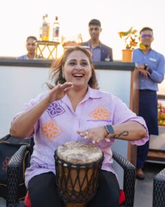 संगीत, समंदर और सूरज: रूफटॉप ड्रम सर्कल बना यादगार शाम