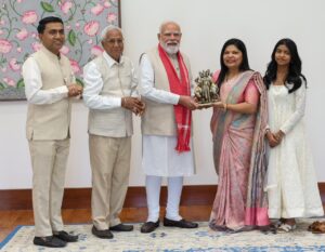 मुख्यमंत्री डॉ. प्रमोद सावंत ने अपने परिवार के साथ 'सेवा तीर्थ' में प्रधानमंत्री नरेंद्र मोदी जी से भेंट की