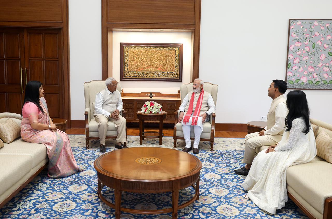 मुख्यमंत्री डॉ. प्रमोद सावंत ने अपने परिवार के साथ 'सेवा तीर्थ' में प्रधानमंत्री नरेंद्र मोदी जी से भेंट की