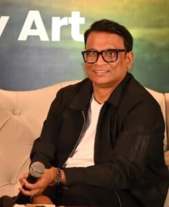 ओडेट मैस्करेनहास और जो मैस्करेनहास गोवा कलिनरी क्लब की पहचान ओडेट मैस्करेनहास को “गोवा की कलिनरी क्वीन” के नाम से जाना जाता है। वह गोवा के खान-पान और पाक विरासत की गहरी जानकार होने के साथ-साथ लेखिका, टीवी होस्ट और फूड क्रिटिक भी हैं। गोवा की पारंपरिक पाक संस्कृति को संरक्षित और दुनिया के सामने लाने में उनका महत्वपूर्ण योगदान रहा है। जो मैस्करेनहास, गोवा कलिनरी क्लब के को-फाउंडर हैं और संस्था के संचालन, विस्तार तथा भविष्य की रणनीति को दिशा देने में अहम भूमिका निभाते हैं। दोनों की विशेषज्ञता और समर्पण ने गोवा कलिनरी क्लब को गोवा की पाक विरासत और हॉस्पिटैलिटी क्षेत्र के लिए एक महत्वपूर्ण मंच बनाने में योगदान दिया है।