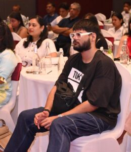ओडेट मैस्करेनहास और जो मैस्करेनहास गोवा कलिनरी क्लब की पहचान ओडेट मैस्करेनहास को “गोवा की कलिनरी क्वीन” के नाम से जाना जाता है। वह गोवा के खान-पान और पाक विरासत की गहरी जानकार होने के साथ-साथ लेखिका, टीवी होस्ट और फूड क्रिटिक भी हैं। गोवा की पारंपरिक पाक संस्कृति को संरक्षित और दुनिया के सामने लाने में उनका महत्वपूर्ण योगदान रहा है। जो मैस्करेनहास, गोवा कलिनरी क्लब के को-फाउंडर हैं और संस्था के संचालन, विस्तार तथा भविष्य की रणनीति को दिशा देने में अहम भूमिका निभाते हैं। दोनों की विशेषज्ञता और समर्पण ने गोवा कलिनरी क्लब को गोवा की पाक विरासत और हॉस्पिटैलिटी क्षेत्र के लिए एक महत्वपूर्ण मंच बनाने में योगदान दिया है।