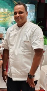 ओडेट मैस्करेनहास और जो मैस्करेनहास गोवा कलिनरी क्लब की पहचान ओडेट मैस्करेनहास को “गोवा की कलिनरी क्वीन” के नाम से जाना जाता है। वह गोवा के खान-पान और पाक विरासत की गहरी जानकार होने के साथ-साथ लेखिका, टीवी होस्ट और फूड क्रिटिक भी हैं। गोवा की पारंपरिक पाक संस्कृति को संरक्षित और दुनिया के सामने लाने में उनका महत्वपूर्ण योगदान रहा है। जो मैस्करेनहास, गोवा कलिनरी क्लब के को-फाउंडर हैं और संस्था के संचालन, विस्तार तथा भविष्य की रणनीति को दिशा देने में अहम भूमिका निभाते हैं। दोनों की विशेषज्ञता और समर्पण ने गोवा कलिनरी क्लब को गोवा की पाक विरासत और हॉस्पिटैलिटी क्षेत्र के लिए एक महत्वपूर्ण मंच बनाने में योगदान दिया है।